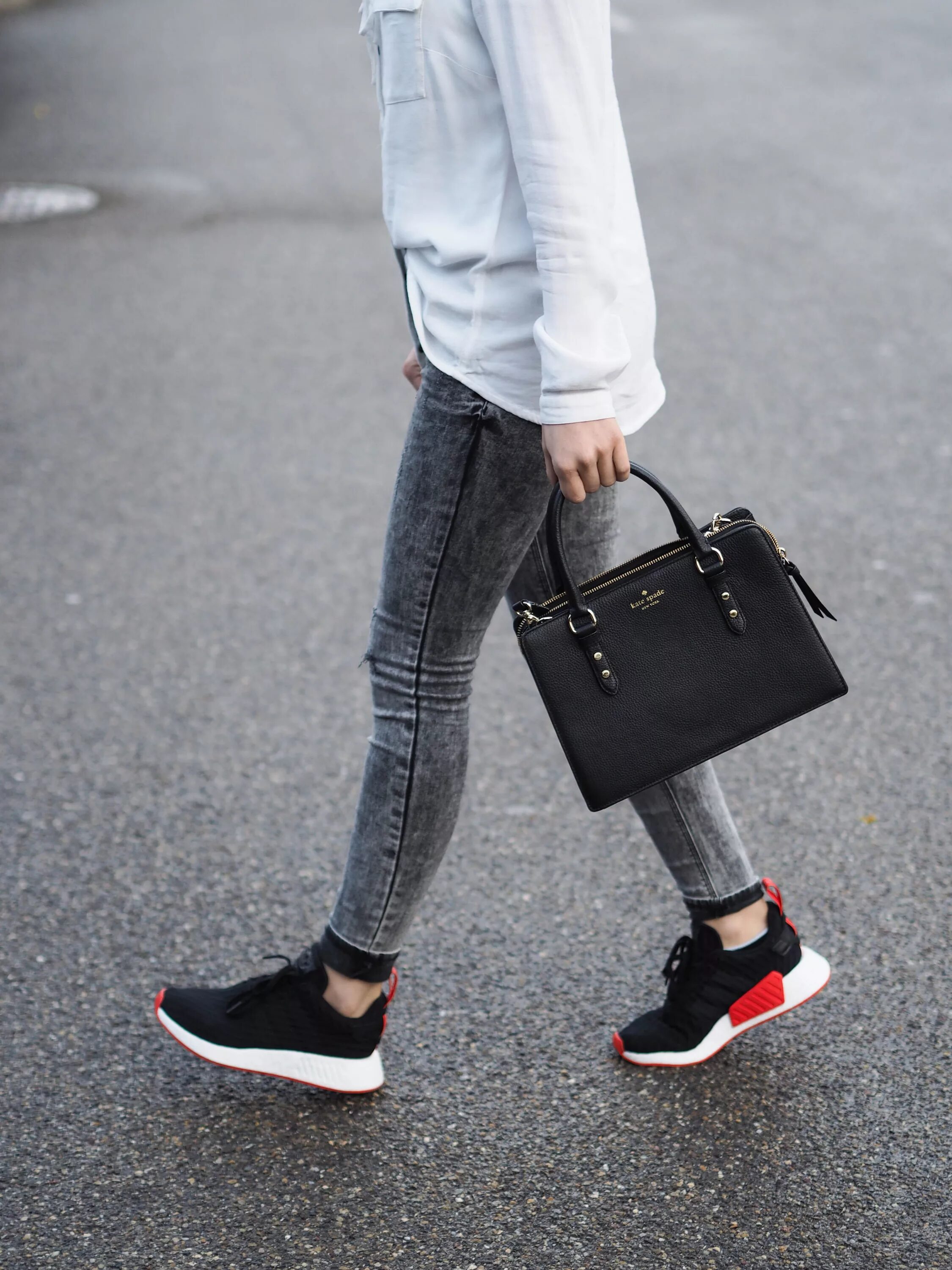 Adidas NMD С джинсами. Джинсы с кроссовками. Черные кеды и джинсы. Джинсы с черными кроссовками.