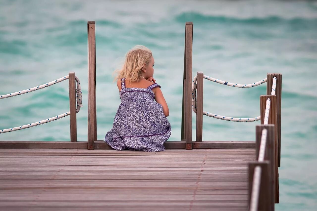 Счастливая пара ждут ребенка. Стоит ждать когда ребенок. Стоит ждать когда ребенок. Стоит ждать когда ребенок. Беременная женщина смужом.