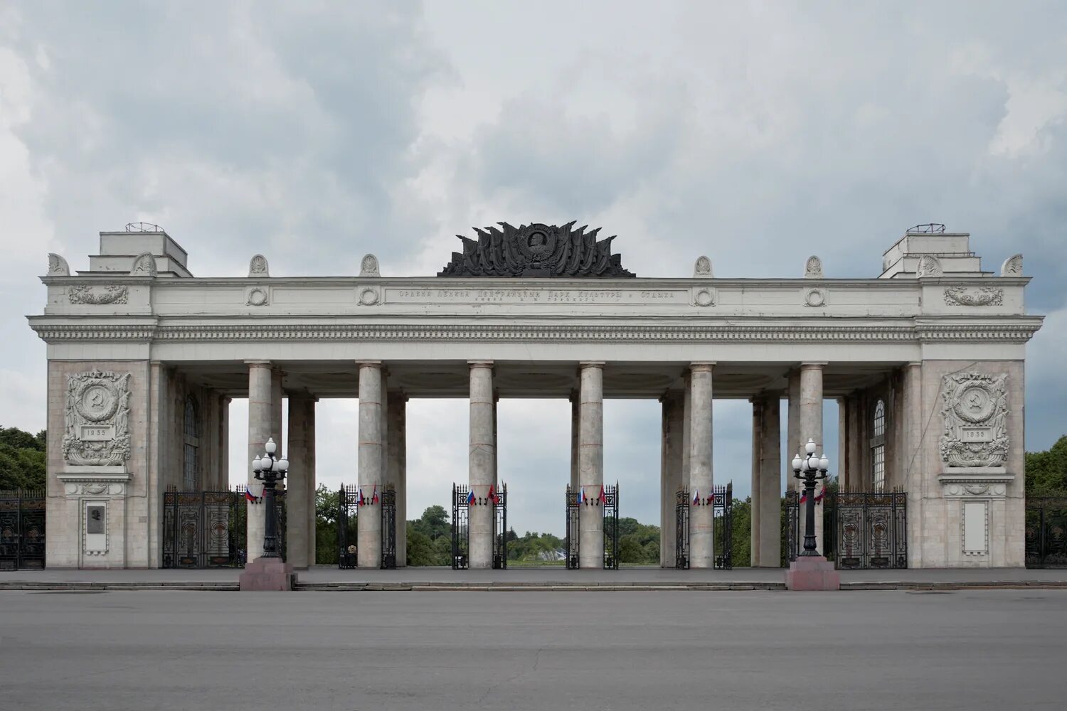 Парк горького 3. Парк культуры Горького Москва. Парк Горького арка. Ворота в парк Горького Москва. Арка парка Горького в Москве.