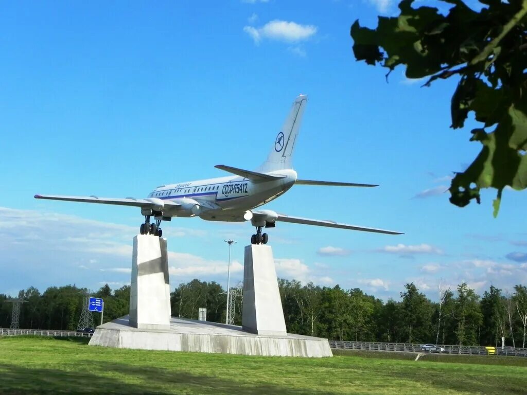 Памятник самолету в Нижнем Новгороде. Памятник самолёту Курск Союзная. Памятник самолет Великий Новгород. Памятник ту-104 во Внуково. Советский екатеринбург самолет