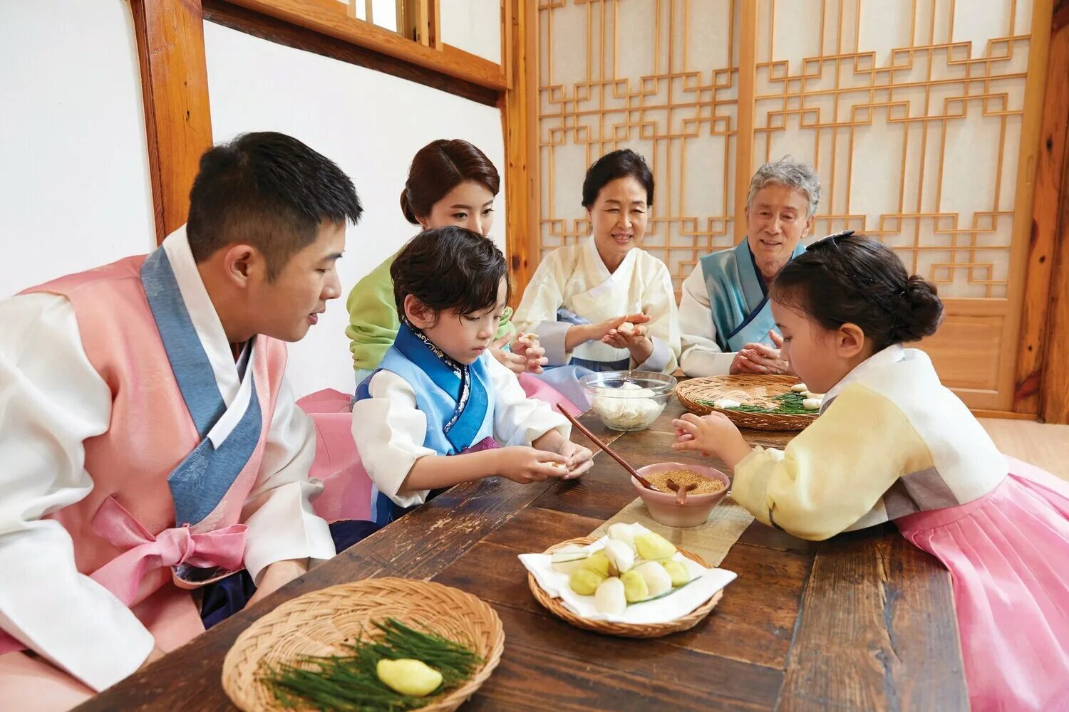 Korean harvest moon festival. Сонпхён Чхусок. Южная Корея Чусок. Чхусок в Южной Корее. Чусок корейский праздник.