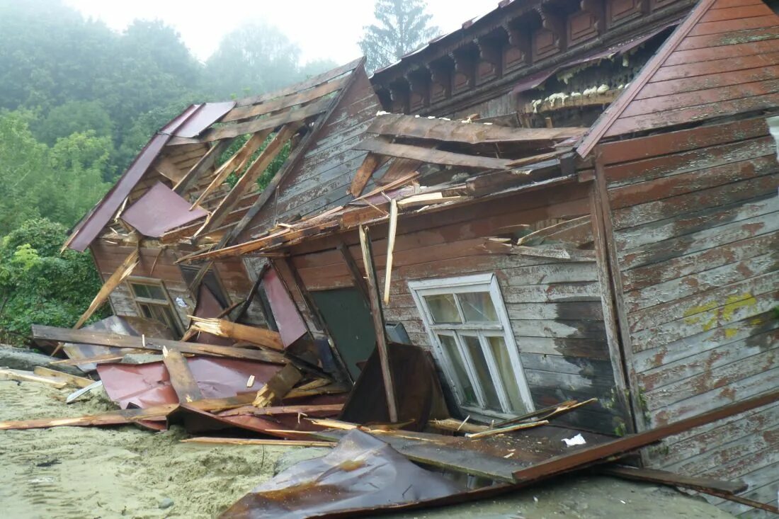 Разбить дом. Сломанный дом. Старый сломанный дом. Сломанный деревянный лом. Разбитый дом.