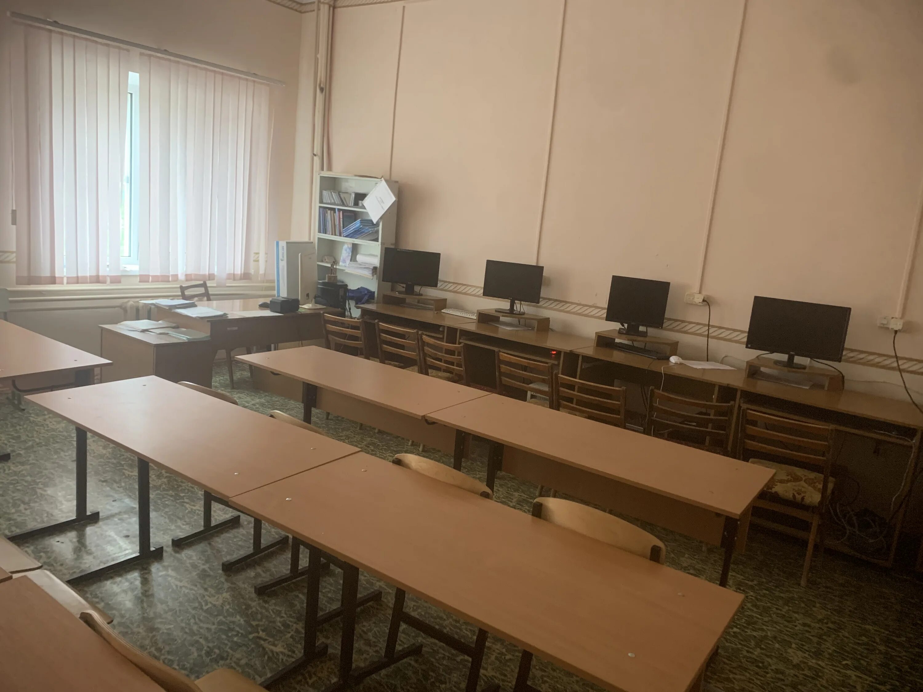 Схема расстановки парт в классе. Расстановка парт в начальной школе. Расстановка парт в классе. Мебель для классной комнаты в школе. Расстановка парт на егэ.