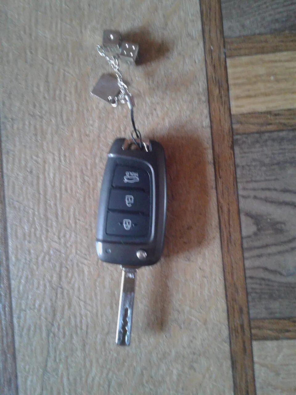 Ключ ключ зажигания hyundai solaris 2014. Поменять батарейку хендай солярис. Батарейка в ключе хендай солярис 2012. Hyundai solaris замена батарейки в ключе. Батарейка в ключ хендай солярис.