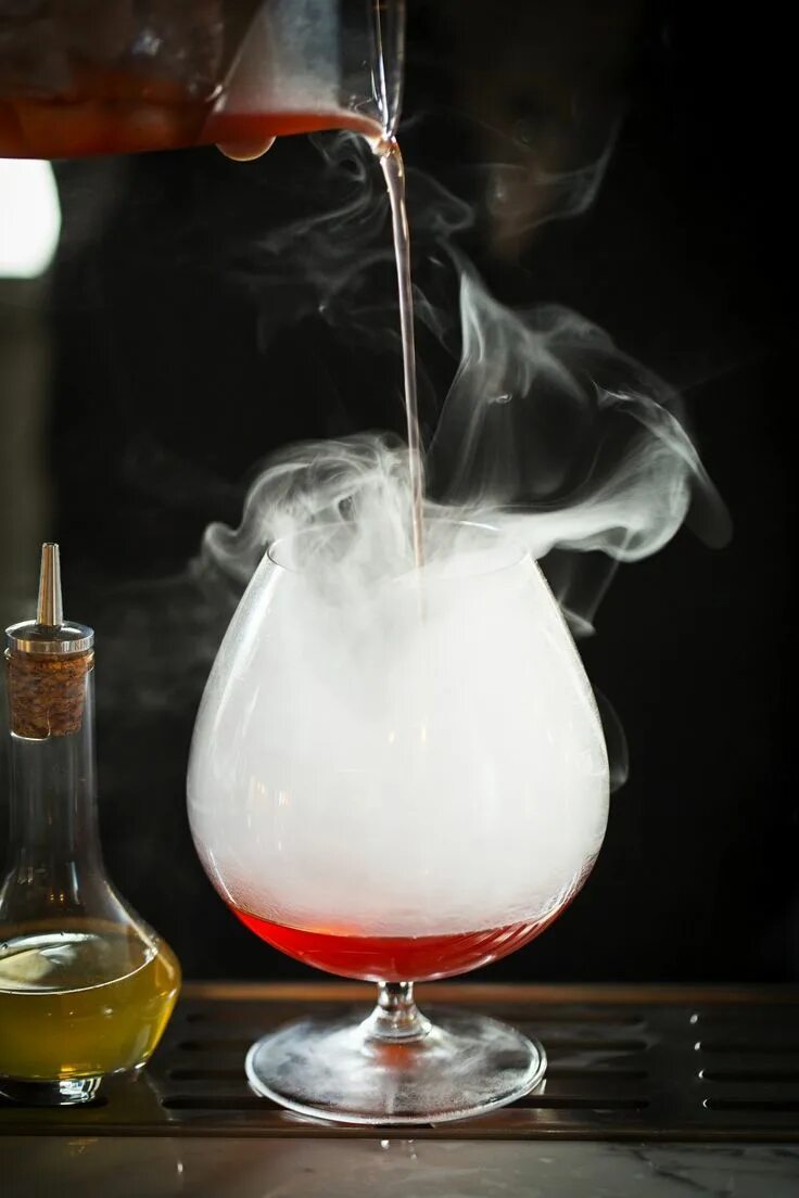 Выпивка с дымным ароматом. Яркие коктейли. Дым эстетика. Серж дюмонтен мадмуазель дюмонтен. Бокалы для виски.