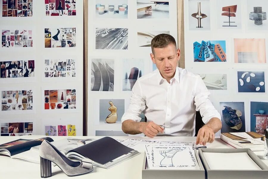 Бизнесмен дизайнер. Мужчина за компьютером в профиль. Женщина с ноутбуком. Дизайнер в медиаиндустрии. Бизнесвумен с ноутбуком.