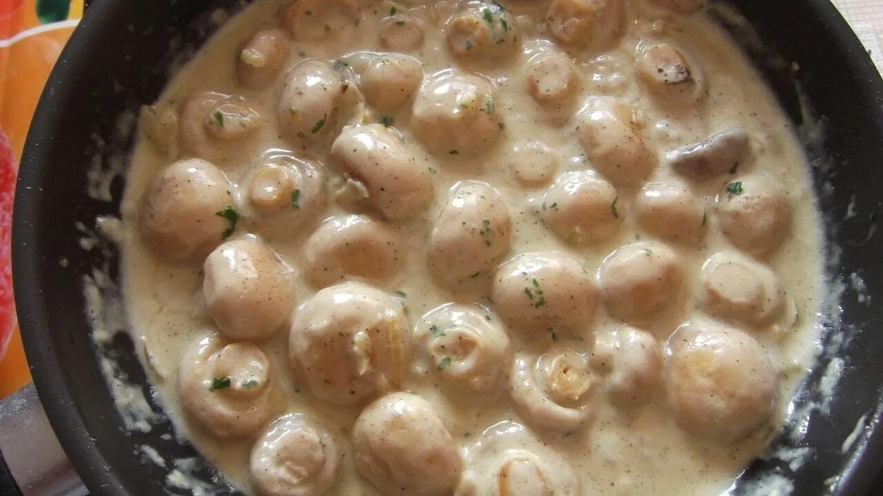 рис с курицей и грибами в сливочном соусе. шампиньоны сливочном соусе на сковороде со сливками. грибы тушеные в сливках. филе куриное шампиньоны куриное с шампиньонами. шампиньоны со сливками на сковороде.