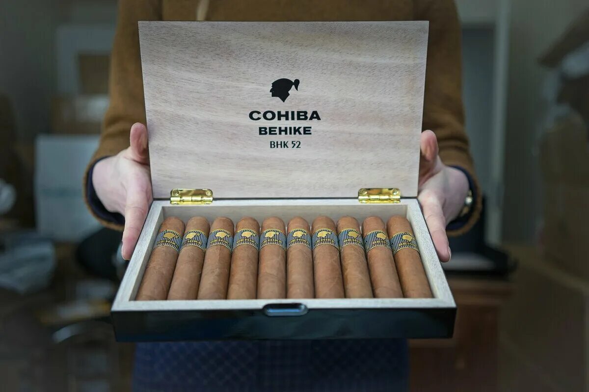 Коробка самых дорогих сигар в мире стоит. Cohiba behike 52. cohiba 30th aniversario humidor double robustos. дорогие сигары. качественная сигара.
