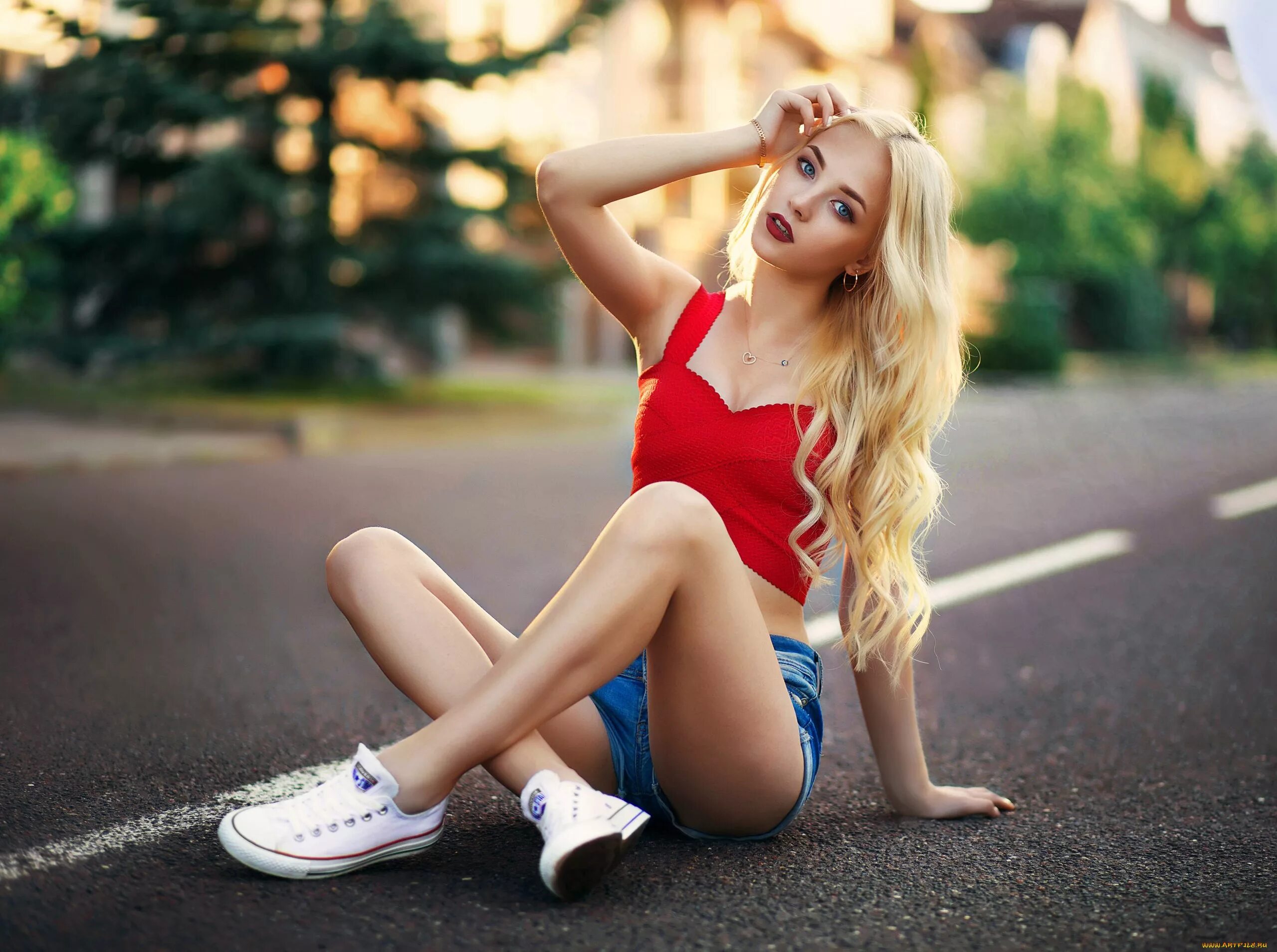 Blonde step. Красивые девушки блондинки. Стройная блондинка. Блондинка в шортах. Девушки блондинки в шортах.