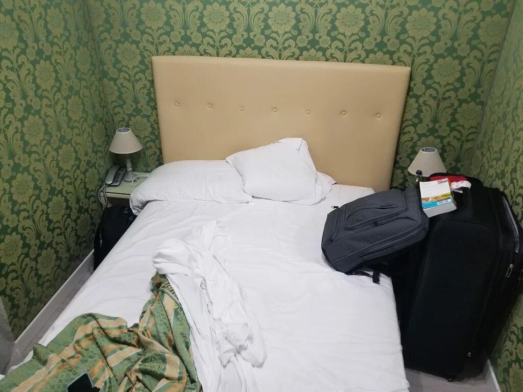 Самый ужасный номер в отеле. Плохой отель. Самый ужасный номер в отеле. Отель propeller island city lodge. Плохой номер в отеле.