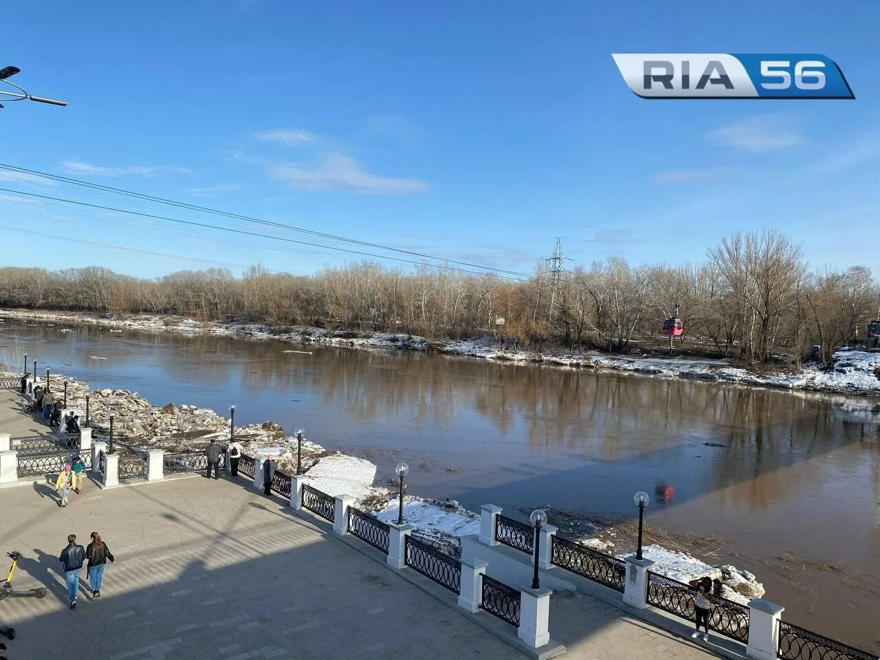 Оренбург какой уровень воды в урале сегодня. Разлив в Оренбурге. Ледоход на реке. Река Урал. Разлив воды в Оренбурге.