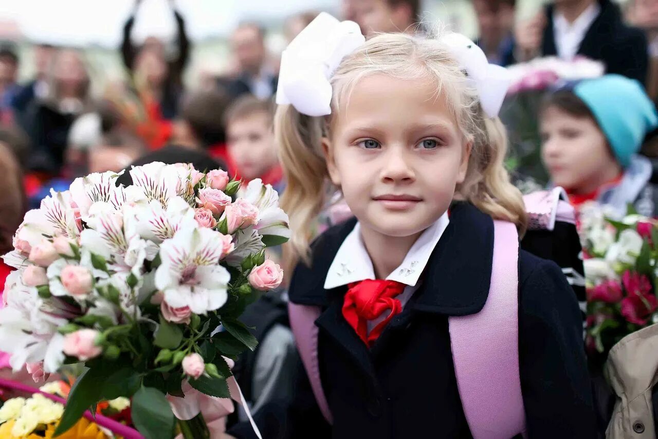 1 Сентября. Школьники на линейке. Первоклашки. Школьники 1 сентября.