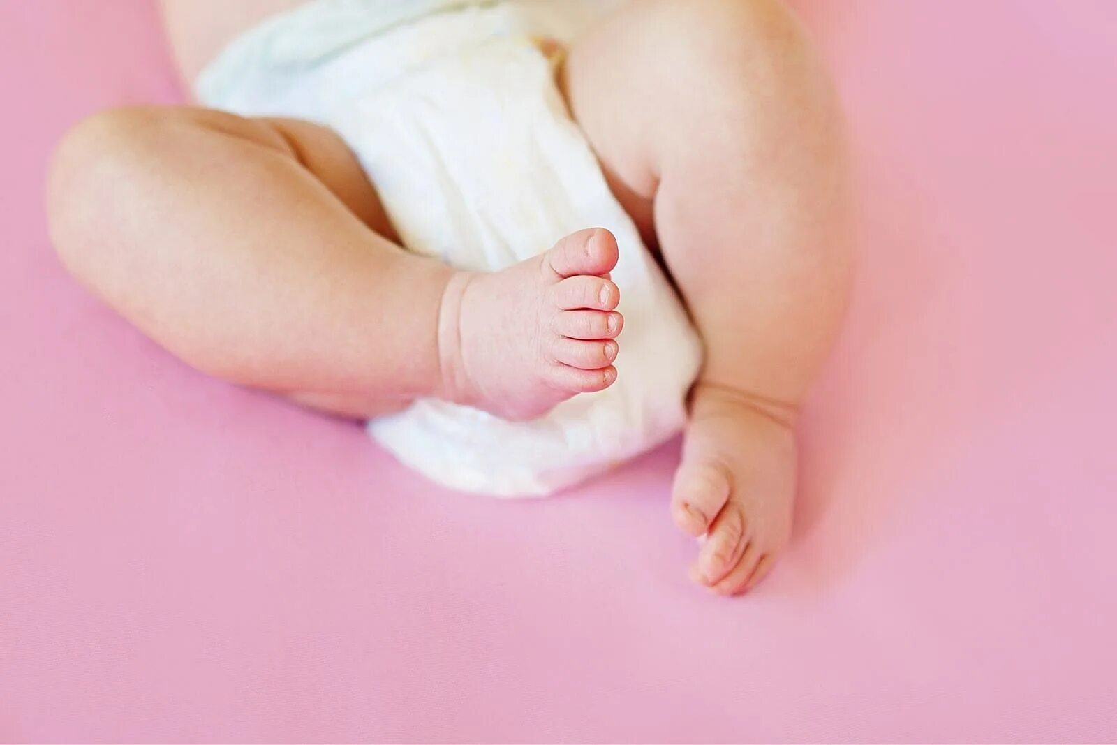 Если ребенок во сне поджимает ноги к животу. Малыш лежит на спине. Машет ногами ребенок 2 месяца. 3 месяца ребенку. Новорождённые дети.