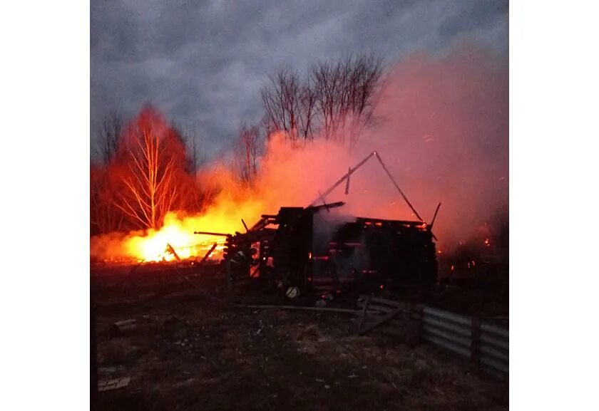 Пожар в деревне. Пожар дома. Дерево пожар. Пожар в деревянном доме. Сгорел слава