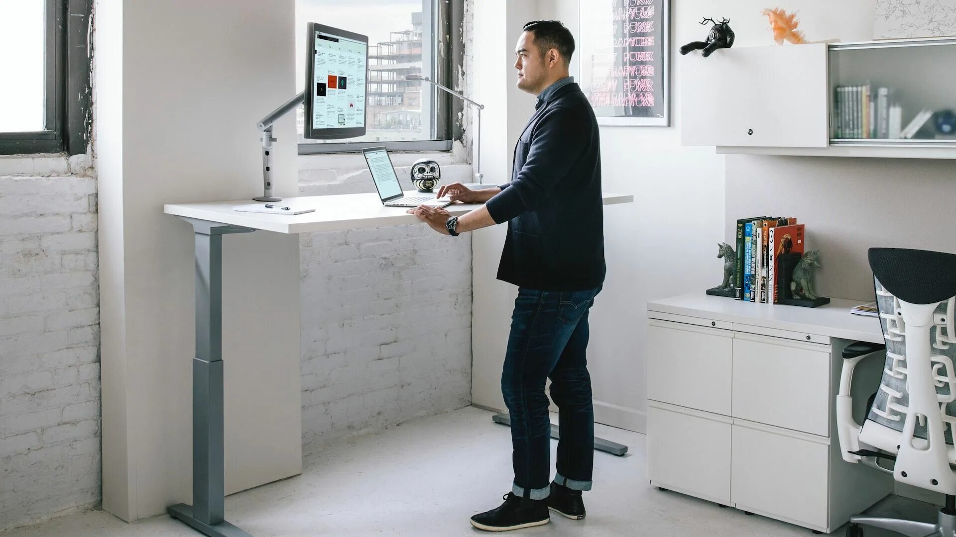 Standing desk. Рабочее место в офисе. Стоячее рабочее место. Стоячие рабочие места с компьютером. Стул для стоячих рабочих мест.