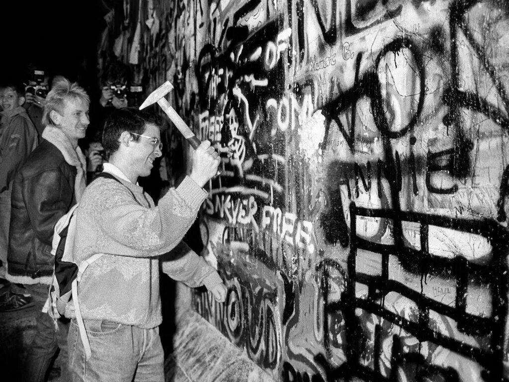 Символ берлинской стены. Берлинская стена 1989. 9 ноября 1989 берлинская стена. крушение берлинской стены 1989. берлинская стена в германии 1961.