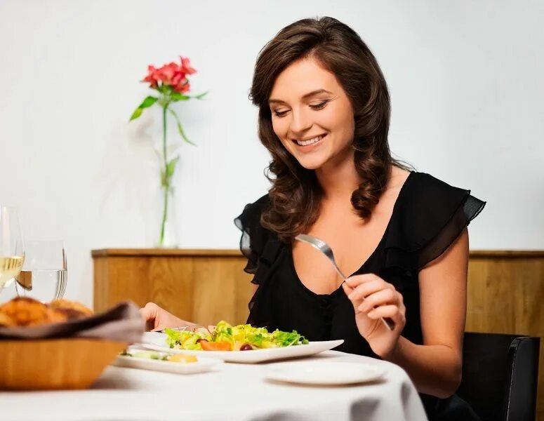 When while грамматика. Люди за столом в ресторане. While i dinner the phone rang. Люди едят в ресторане. When or while worksheet.