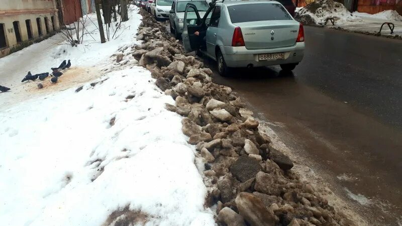 Грязные дороги песня. Грязные дороги. Парковка в центре Воронежа с глыбами льда. Петрозаводск грязь дорог 22 февраля. Зимняя дорога в Курске.