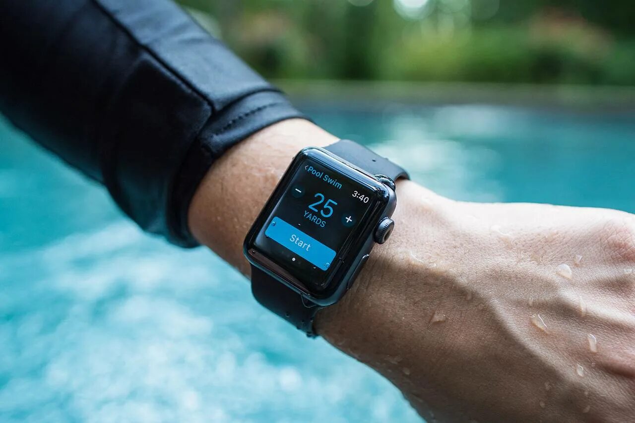 Apple watch 7 вода. Можно ли купаться в эпл вотчах. Умные часы плавание. Умные часы спасли. Apple watch series 4 gps.