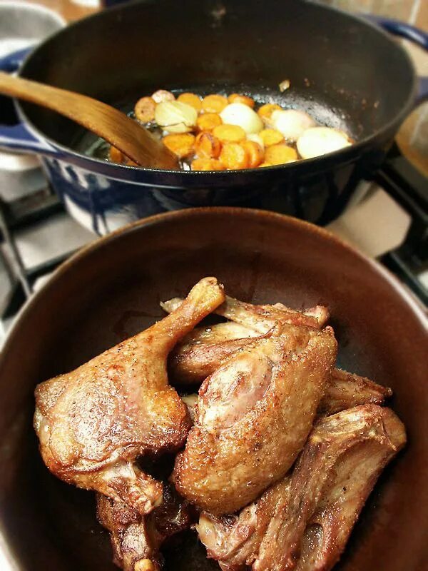 Утка в духовке мягкая. Приготовить утиные. Дикая утка в духовке. Жареный гусь. Утка кусочками в духовке.