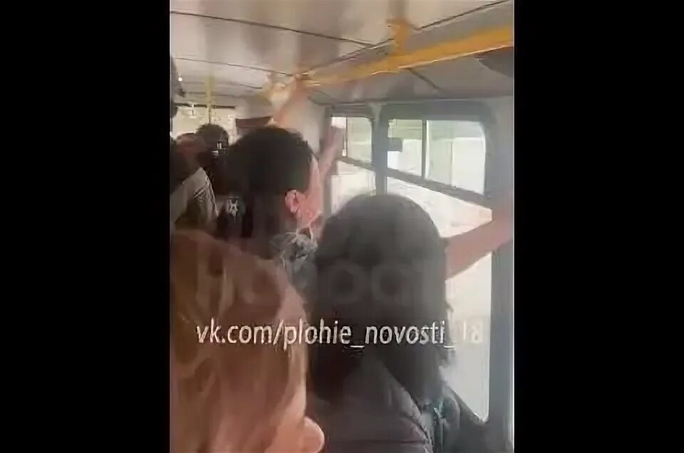 Казашка в автобусе. Казах маршрутка. бабка скандалит в автобусе.