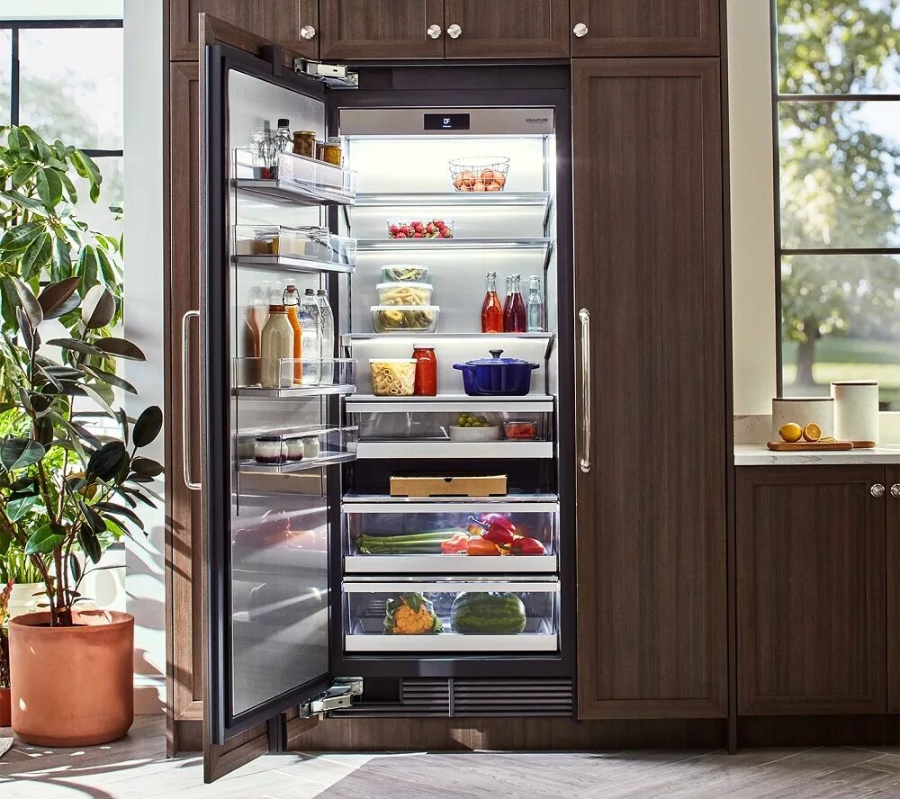 Какой холодильник лучше. Встраиваемый холодильник Сайд бай. Встроенный холодильник Side by Side. Встраиваемый холодильник Baumatic brb2617. Шкаф для встраиваемого холодильника.