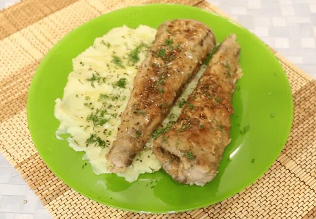Гарнир к тушеной капусте с мясом. Жареная рыба с рисом. Жареный минтай какой гарнир подходит. Картофельное пюре с жареной рыбой. Минтай жареный с рисом на гарнир.
