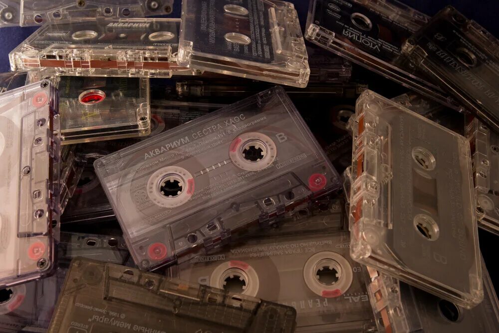 Песня старая кассета. Vhs кассеты 80х. Кассета для магнитофона. Старые аудиокассеты. Старые кассеты эстетика.