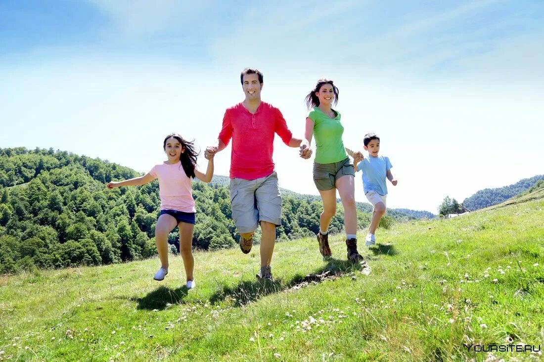 На свежем воздухе можно гулять. Отдых с семьей на природе. Спортивная семья на природе. Прогулка на природе. Здоровый человек на природе.