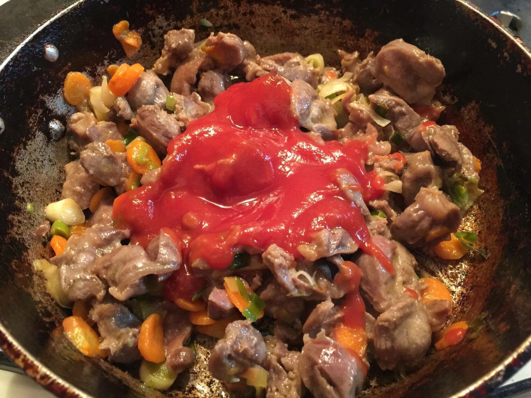 Как приготовить желудочки куриные вкусно. Куриные желудки в соусе. куриные желудки в томатном соусе. куриная печень в томатном соусе на сковороде. куриные желудочки в томатном соусе.