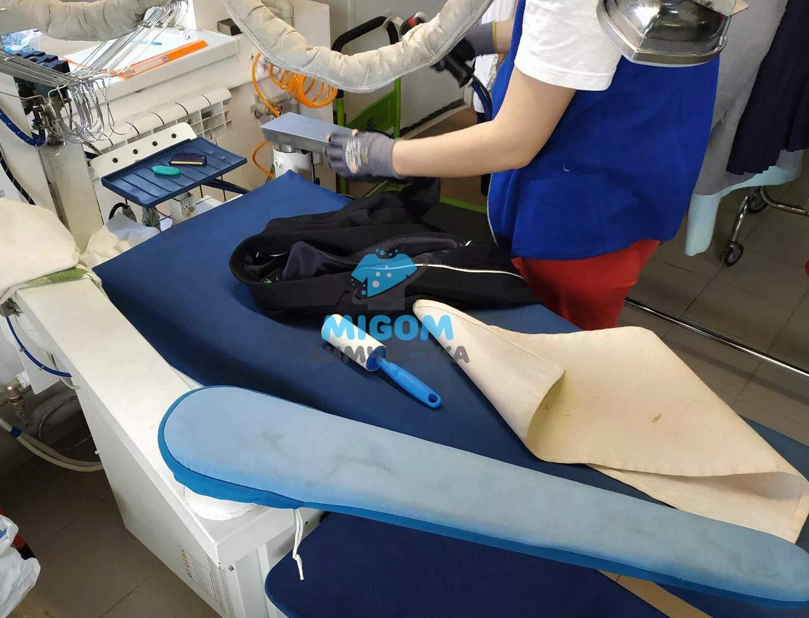 Химчистка одежды. Химчистка одежды. Химчистка одежды креатив. Химчистка диана. Прачка в химчистке.