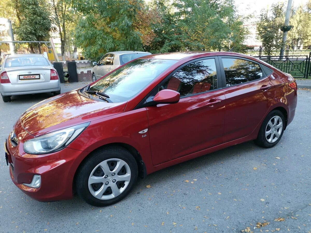 Хендай солярис 2015 красный гранат. Hyundai solaris 2016 красная. Хендай солярис седан красный 2015. Красный машина хендай. Солярис красный гранат.