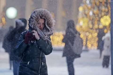 Вечером в холоде в маленьком городе