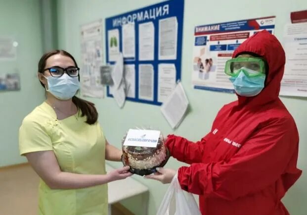 Скажи больница. Вручение подарка врачу. Фото спасибо врачам. Свердловка больница сотрудники. Вручения подарка медику.