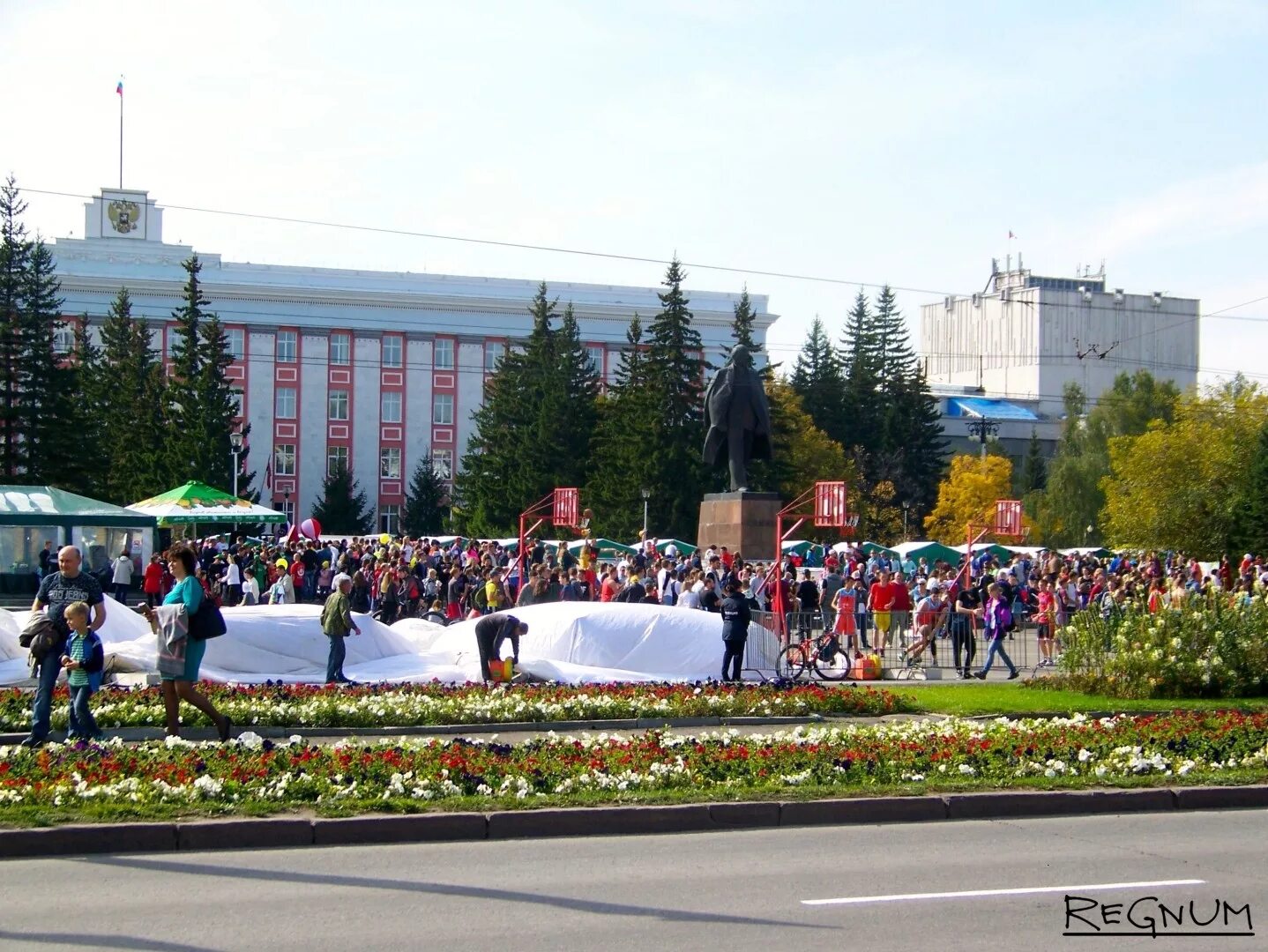 Сообщества барнаула. Народная площадь Барнаул. Площадь мир в Барнауле. Главная площадь Барнаула.