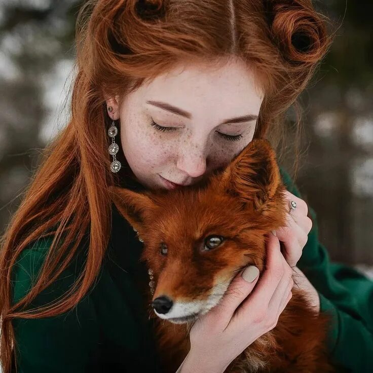 Спокойной ночи лисичка. Кицунэ лиса девушка. Девушка и лиса. Девочка и лиса. Девушка лисица.