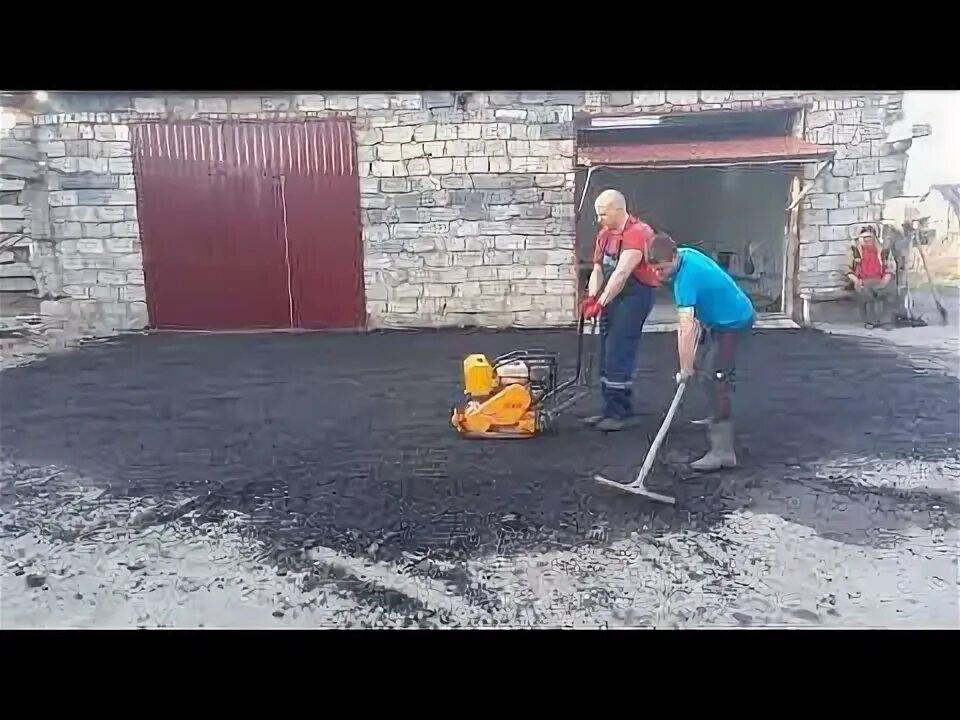 Дорожные работы. Ручная укладка асфальта. Асфальтирование асфальтовой крошкой. Асфальтный срез укладка. Асфальтовые дорожки на даче.