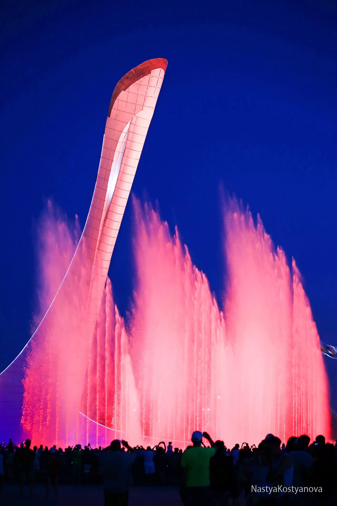 Фонтаны сочи олимпийский парк расписание сегодня. Поющие фонтаны Сочи Олимпийский парк. Музыкальный фонтан в Адлере Олимпийский парк. Сочи парк фонтан. Шоу поющих фонтанов в Олимпийском парке Сочи.