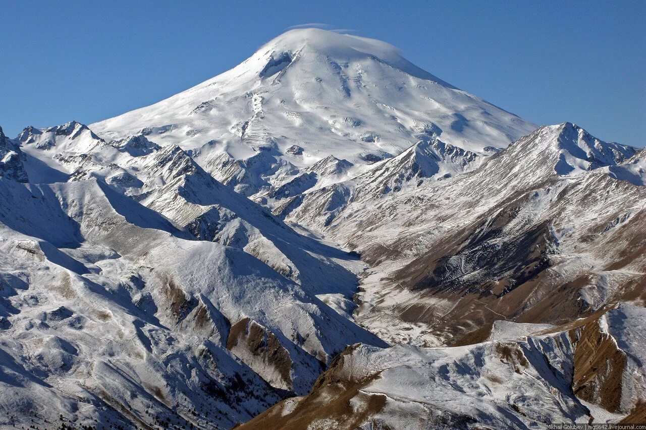 Эльбрус находится в европе. Гора Эльбрус. Горы Кавказа Эльбрус. Гора Эльбрус (Кабардино-Балкария, Карачаево-Черкесия). Горы Эльбрус кавказский хребет.