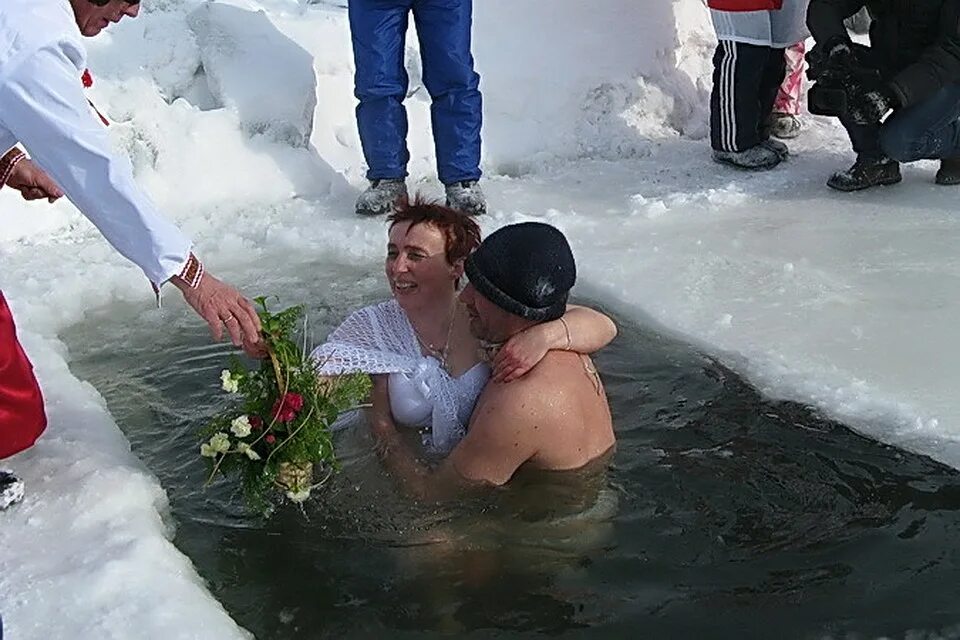 купание в проруби прикол. рождественские купания. купание на крещение. рождественские купания в проруби. купание на крещение приколы.