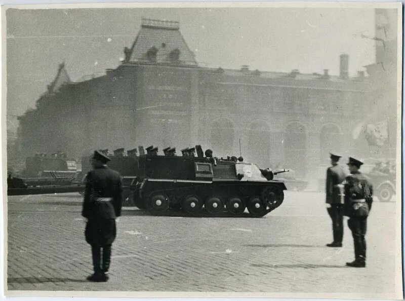 1 мая 69. Первомайский парад в Москве 1941. Военный парад 1960 красной площади. 1 Мая 1937 года. Парад на красной площади. Парад 1 мая 1941.