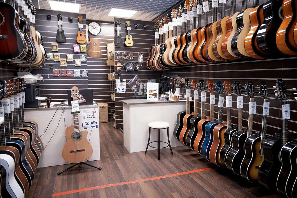 Купить гитару в магазине гитарный клуб. Гитарный магазин. Музыкальный магазин. Гитары музыкальные магазины. Музыкальный ретро магазин.