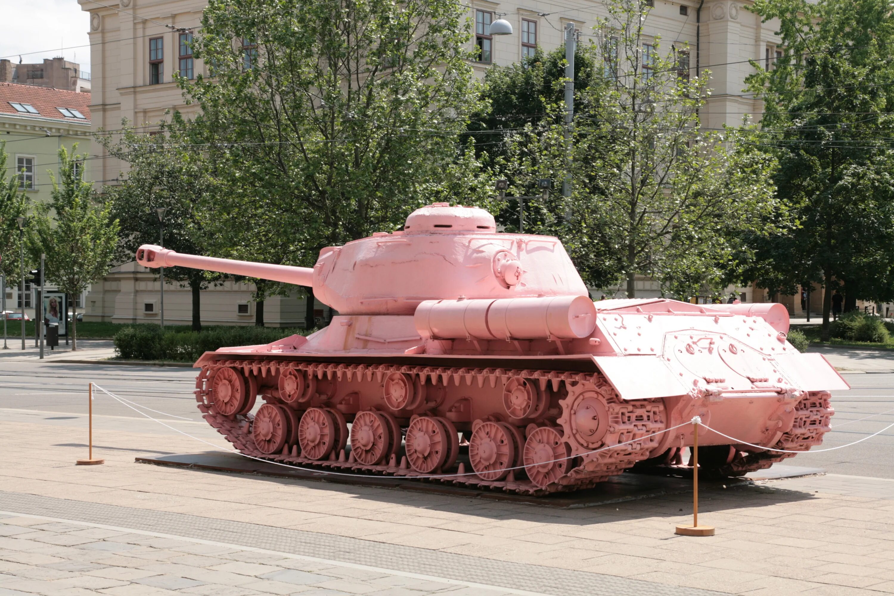 Розовый танк. Розовый танк в брно. розовый танк т 34. розовый танк ис-3 прага. розовый танк в чехословакии.