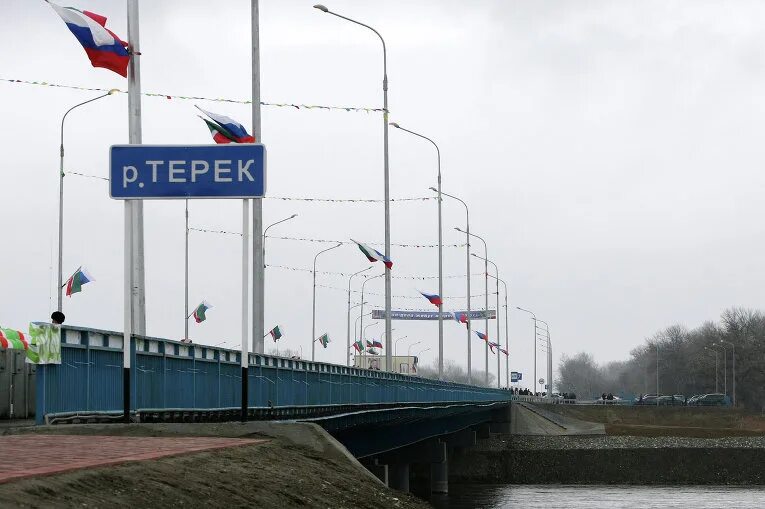 Мост какой регион. Станица червленная мост через реку терек. мост через реку терек владикавказ. чечня мост через терек. надвижка моста через терек червленая мост через терек 1995 год.
