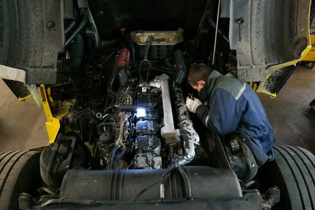ремонт двигателей грузовых автомобилей. моторист грузовых автомобилей. цех ремонта двигателей. обслуживание двигателя. дизельный двигатель грузового автомобиля.