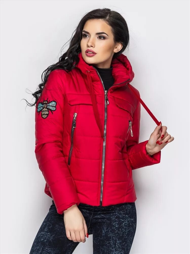красная куртка. куртка с рукавами из ткани. весенние куртки женские. короткие куртки на весну. куртка с капюшоном женская.