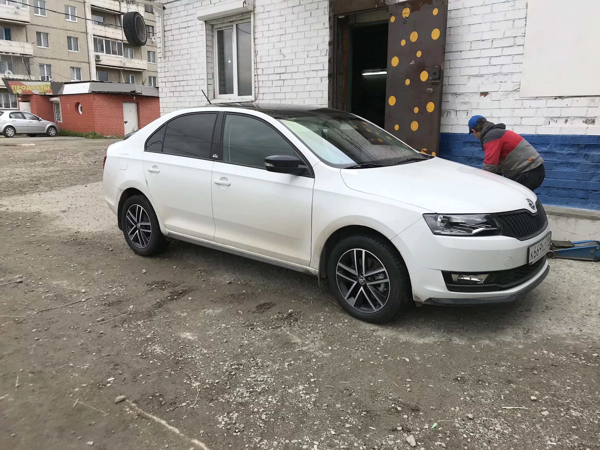 Skoda Rapid диски r16. Диски р16 Шкода Рапид. Skoda Rapid на 16 дисках. R16 на Рапид. Skoda rapid r16