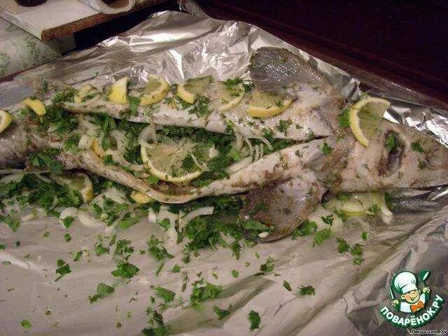 Стерлядка в духовке в фольге. Стерлядь в духовке в фольге. Стерлядь на столе. Стерлядь в духовке в фольге. Стерлядь запеченная на углях в фольге.