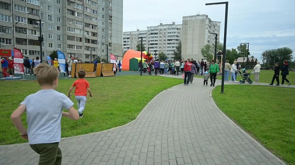 Дворах прошло всего его