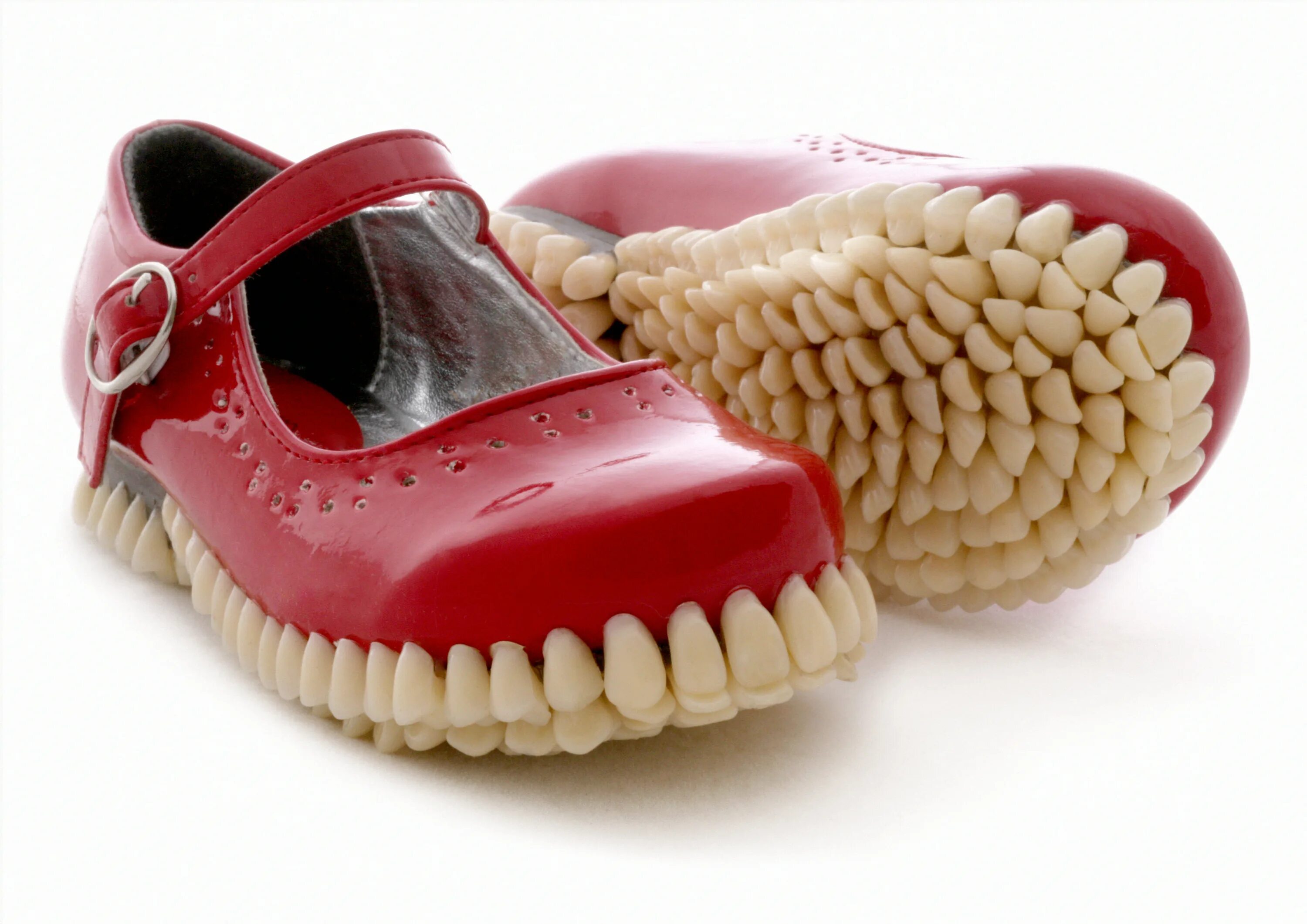 Одна большая ужасная вещь. Необычные ботинки. Ботинки из зубов. Обувь с зубами. Необычная обувь.